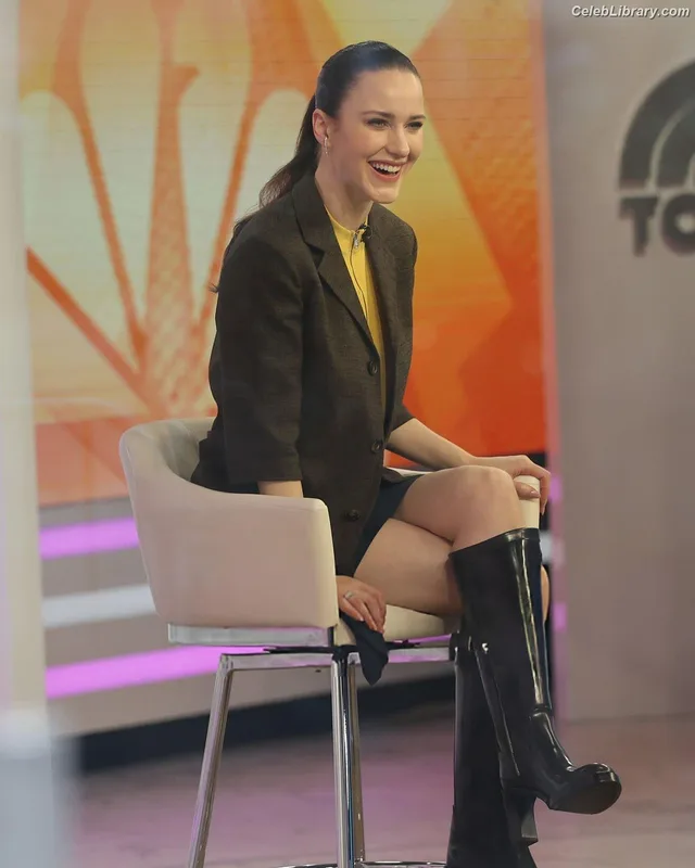 Rachel Brosnahan photo 21 of 1301