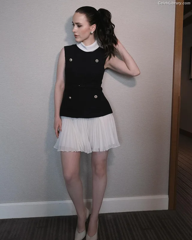 Rachel Brosnahan photo 5 of 1301