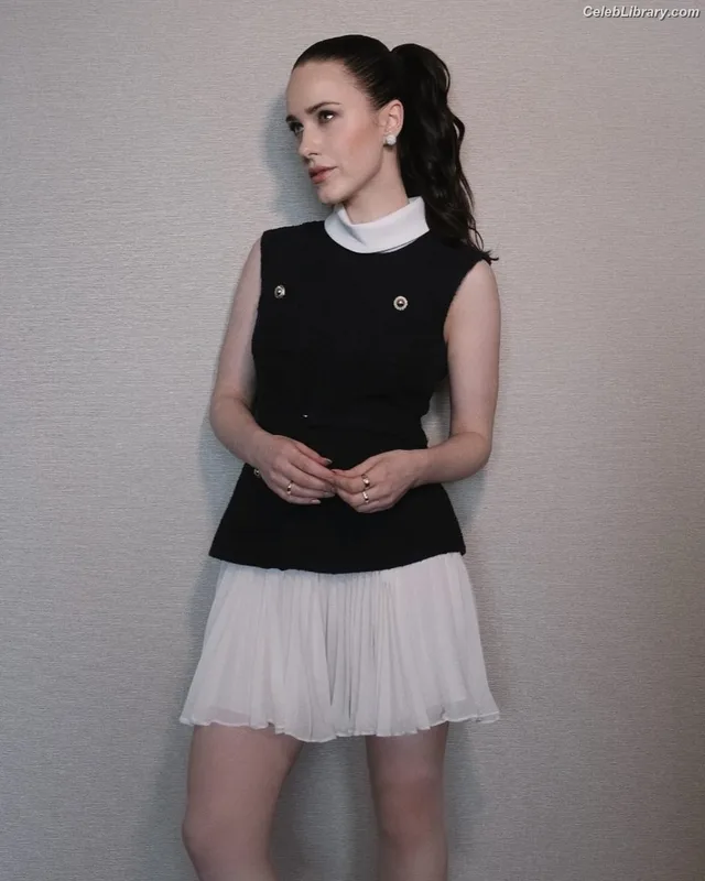 Rachel Brosnahan photo 6 of 1301