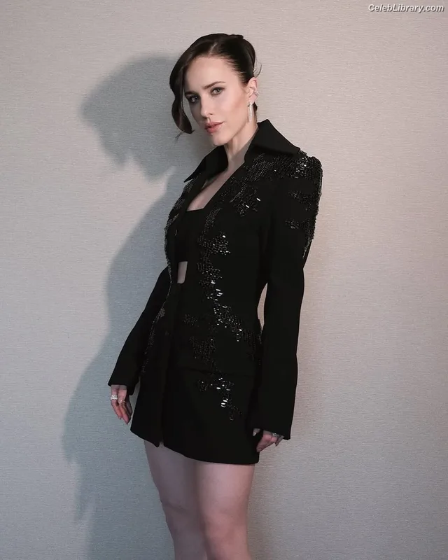 Rachel Brosnahan photo 17 of 1301