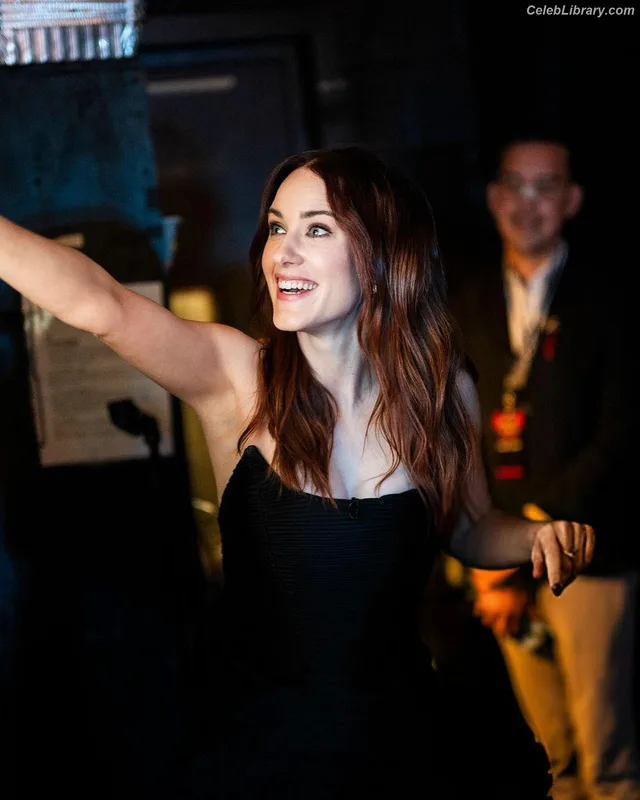 Rachel Brosnahan photo 19 of 1301