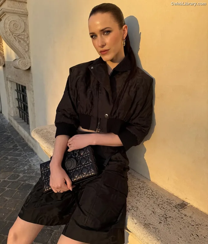 Rachel Brosnahan photo 2 of 1301