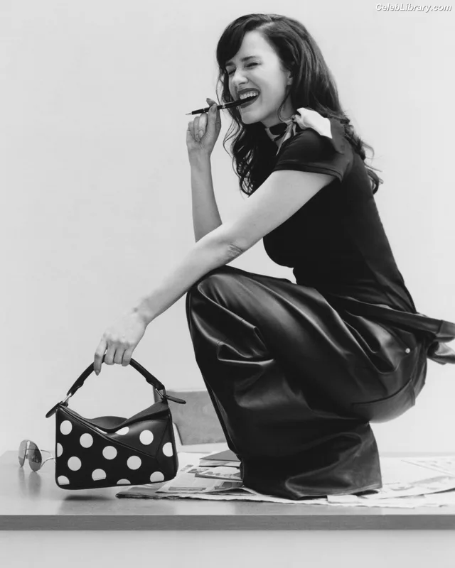 Rachel Brosnahan photo 12 of 1301