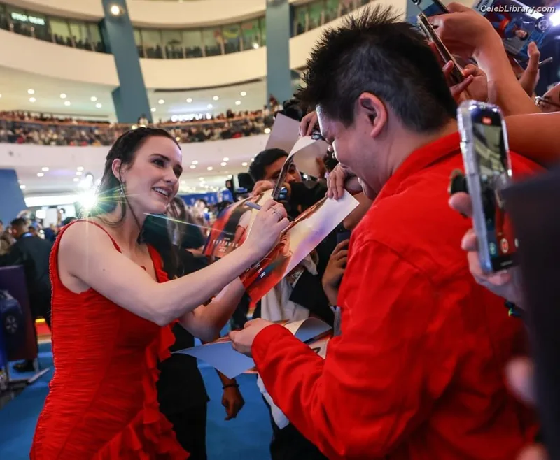 Rachel Brosnahan photo 13 of 1301