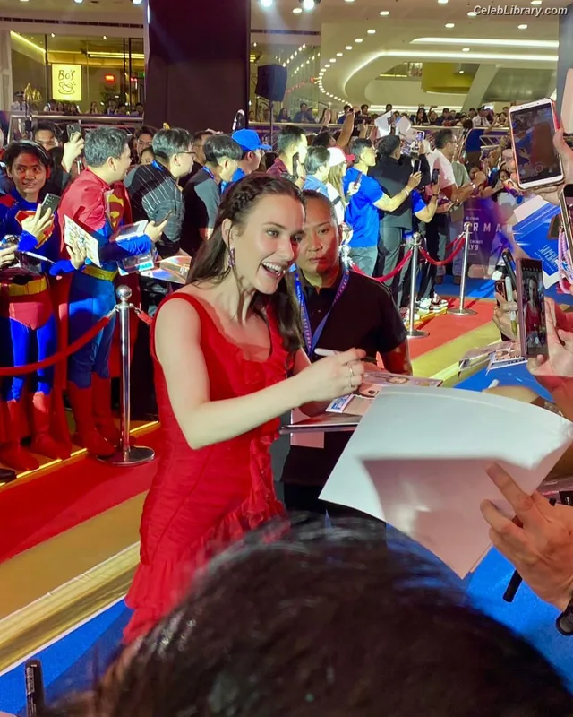 Rachel Brosnahan photo 14 of 1301