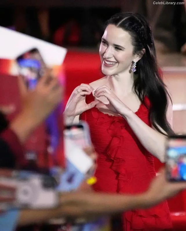 Rachel Brosnahan photo 22 of 1301