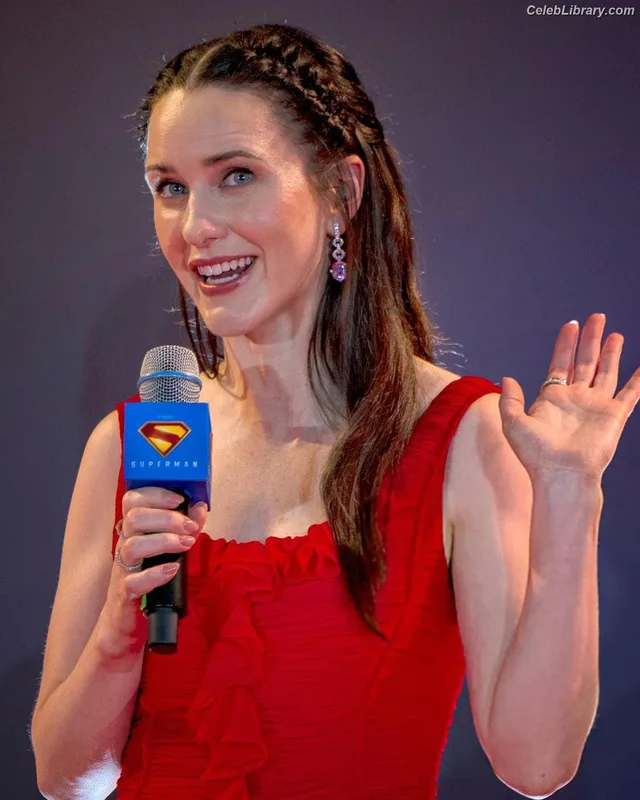Rachel Brosnahan photo 23 of 1301