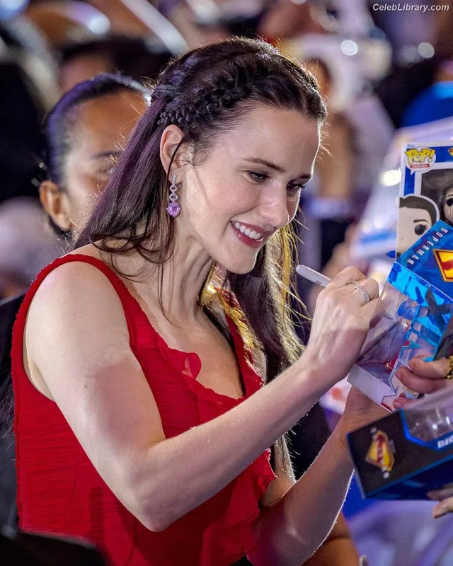 Rachel Brosnahan photo 2 of 1301