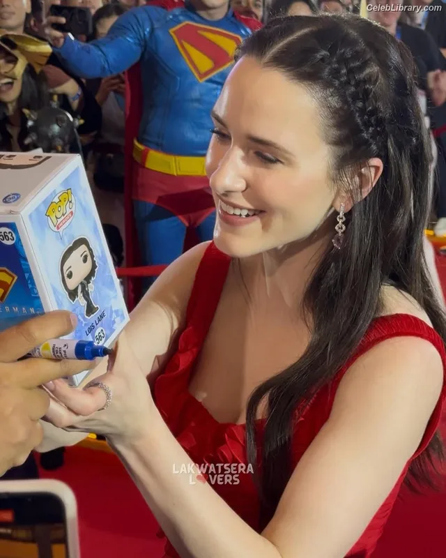 Rachel Brosnahan photo 4 of 1301