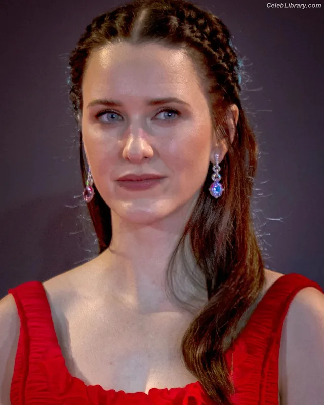 Rachel Brosnahan photo 5 of 1301