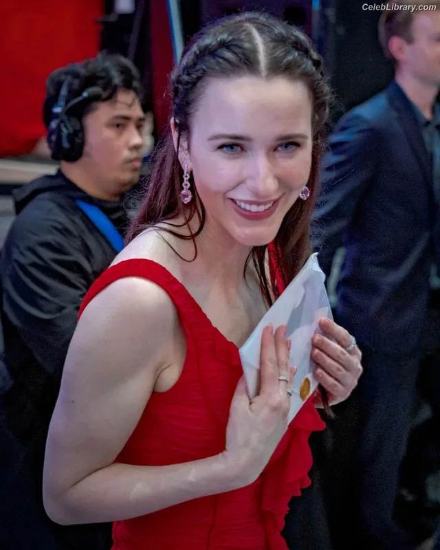 Rachel Brosnahan photo 6 of 1301