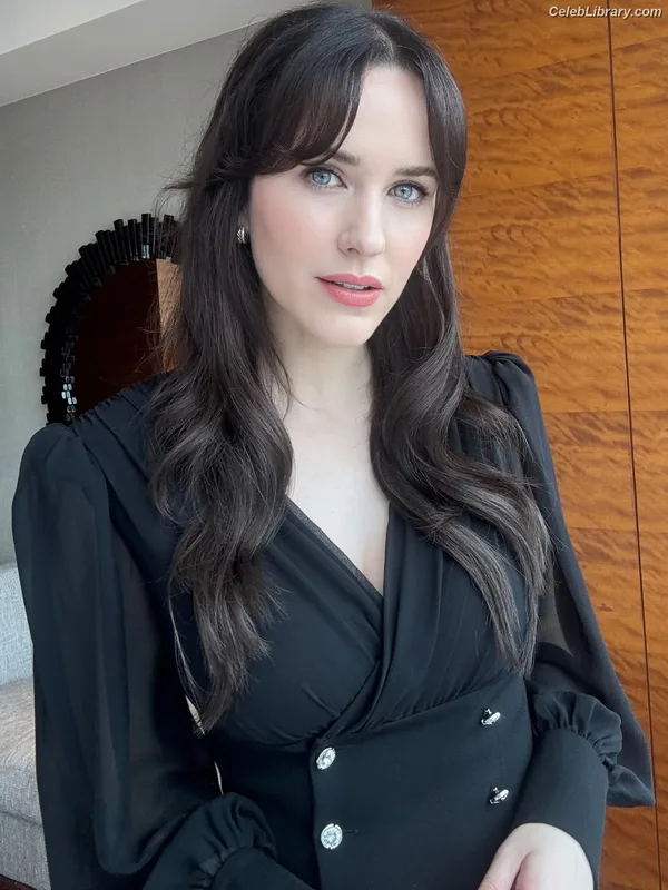 Rachel Brosnahan photo 8 of 1301