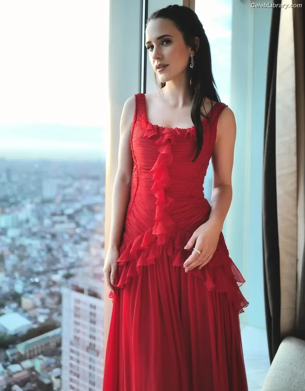 Rachel Brosnahan photo 16 of 1301