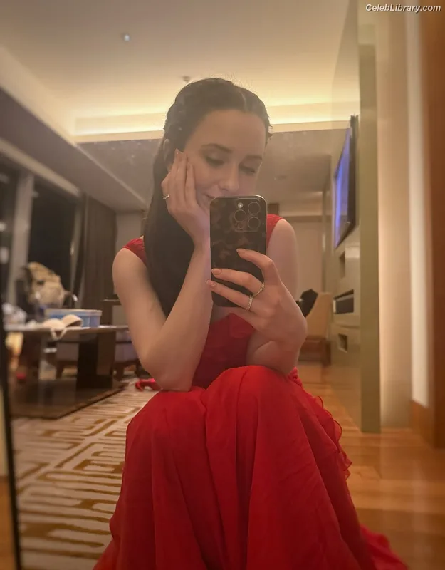 Rachel Brosnahan photo 17 of 1301