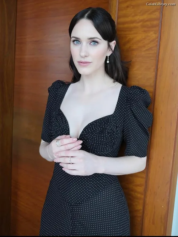 Rachel Brosnahan photo 4 of 1301