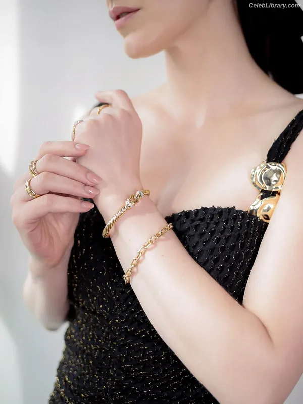 Rachel Brosnahan photo 10 of 1301