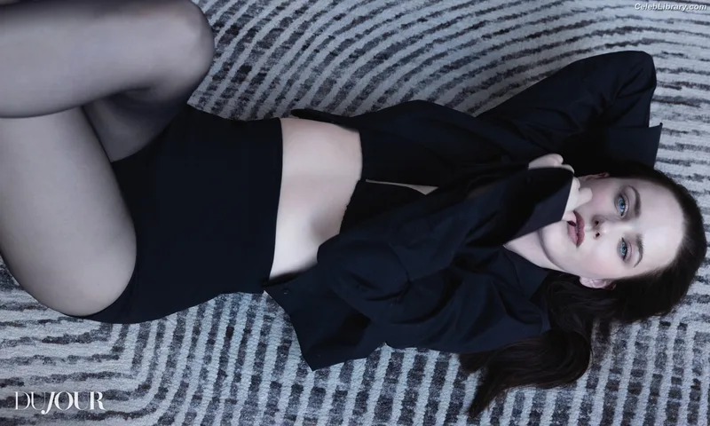 Rachel Brosnahan photo 10 of 1301