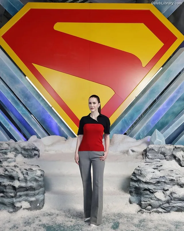 Rachel Brosnahan photo 24 of 1301