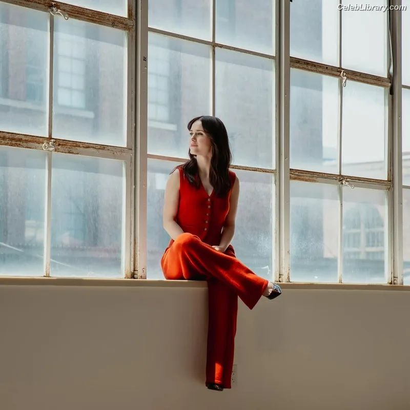Rachel Brosnahan photo 1 of 1301