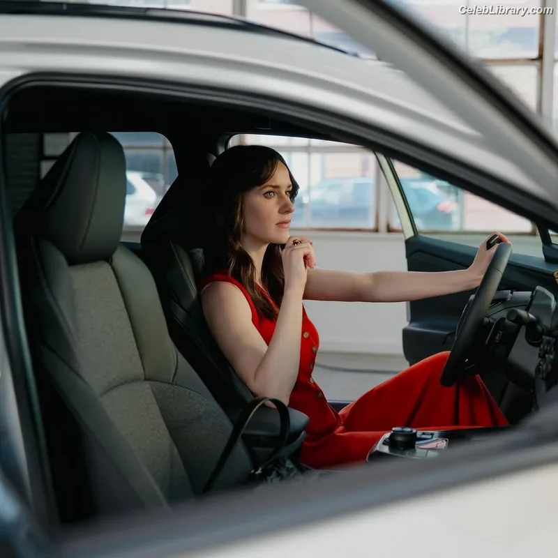 Rachel Brosnahan photo 2 of 1301