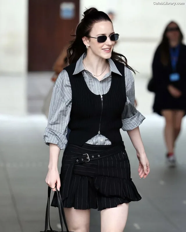 Rachel Brosnahan photo 6 of 1301