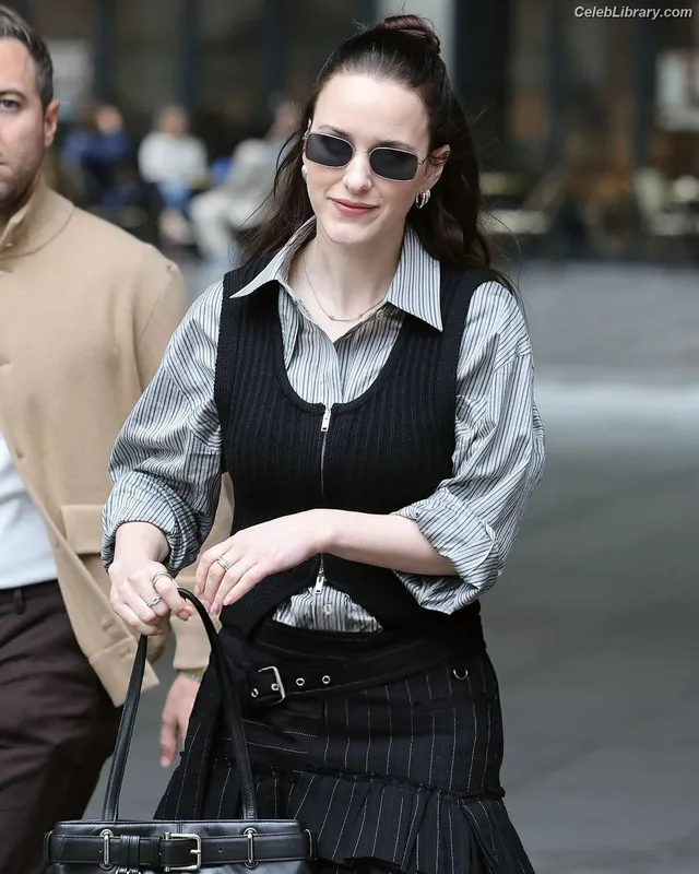 Rachel Brosnahan photo 9 of 1301