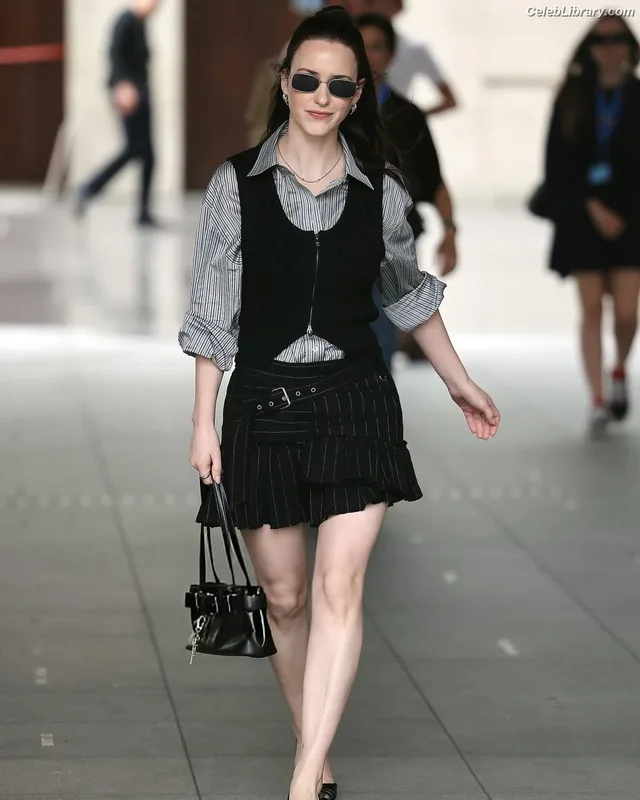 Rachel Brosnahan photo 10 of 1301
