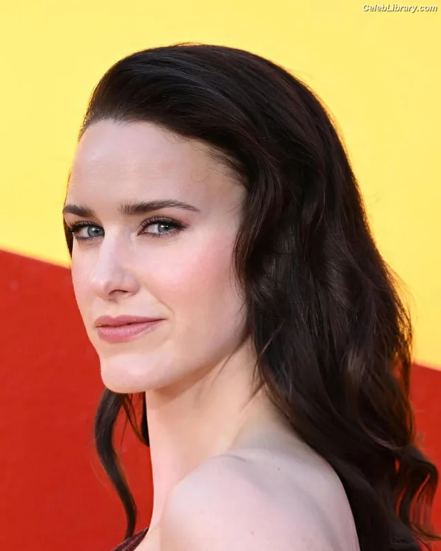 Rachel Brosnahan photo 2 of 1301