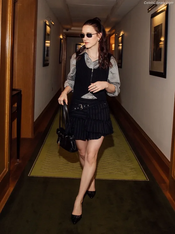 Rachel Brosnahan photo 5 of 1301