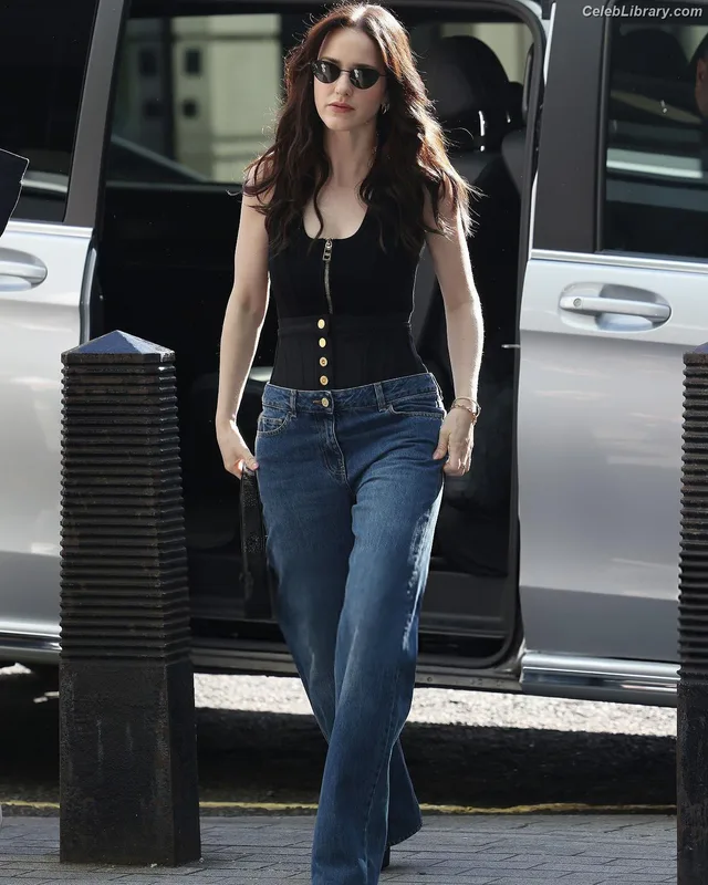 Rachel Brosnahan photo 23 of 1301