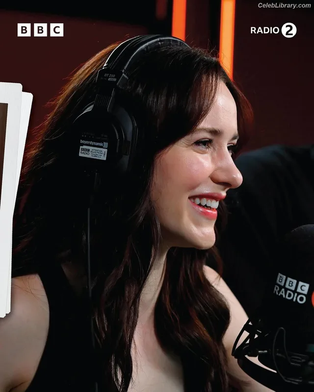 Rachel Brosnahan photo 5 of 1301