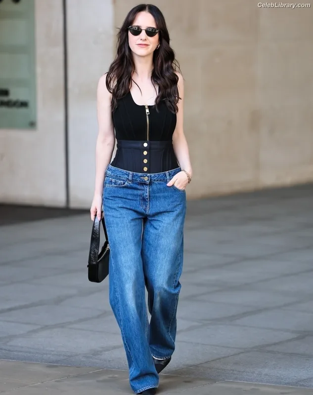 Rachel Brosnahan photo 6 of 1301