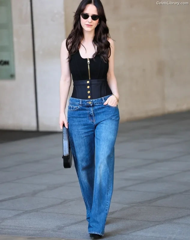 Rachel Brosnahan photo 9 of 1301