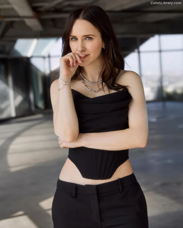 Rachel Brosnahan photo 14 of 1301