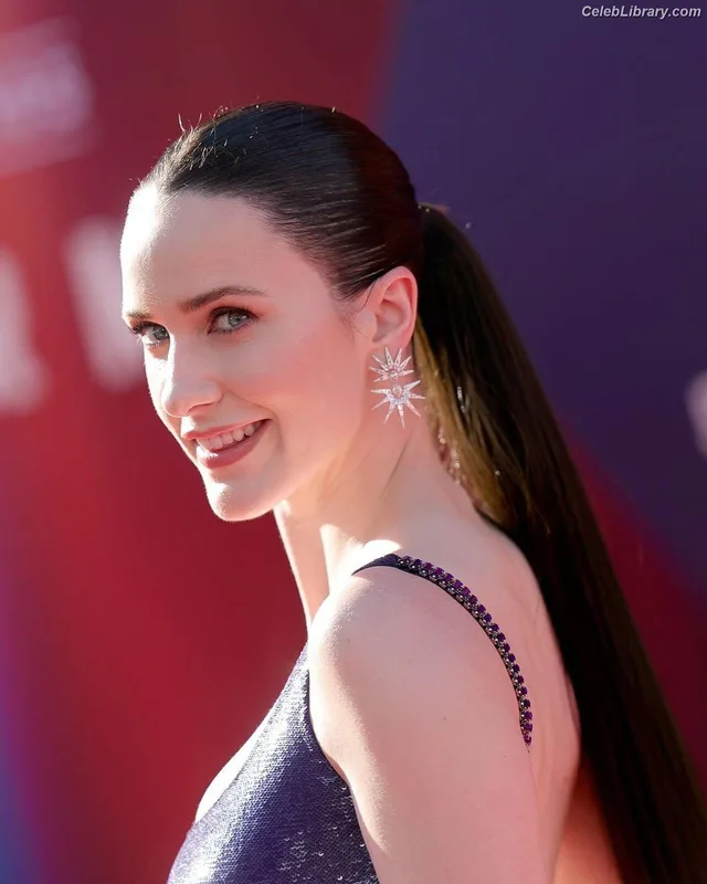 Rachel Brosnahan photo 16 of 1301