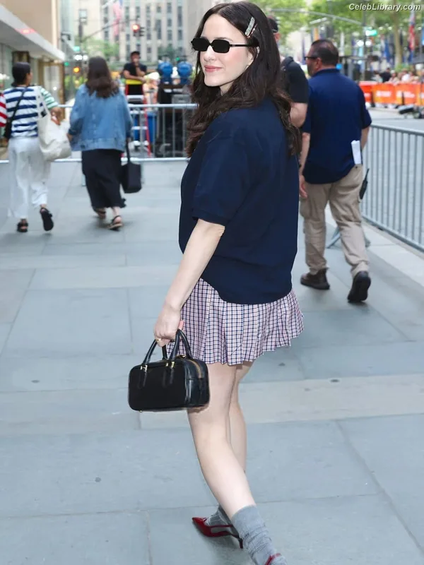 Rachel Brosnahan photo 18 of 1301