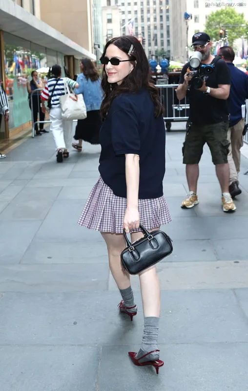 Rachel Brosnahan photo 1 of 1301