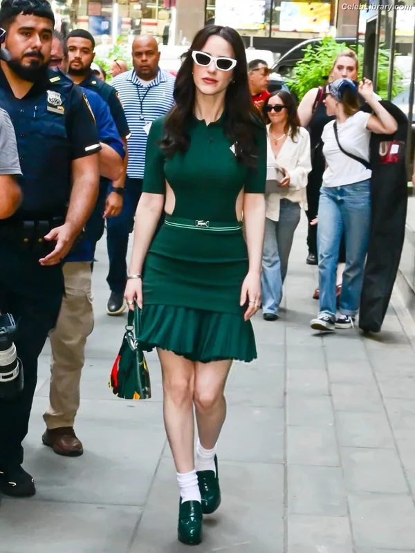 Rachel Brosnahan photo 6 of 1301