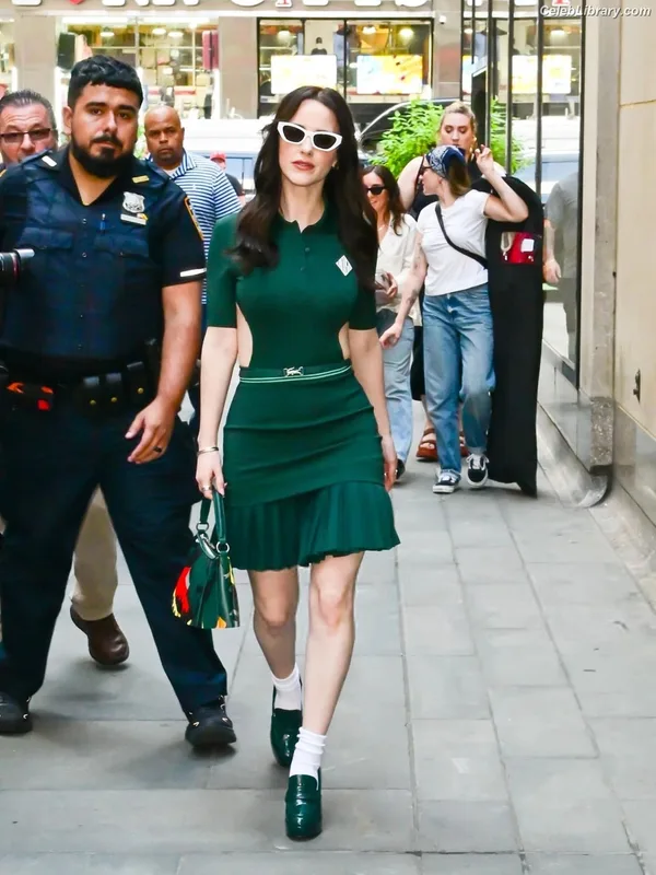 Rachel Brosnahan photo 7 of 1301