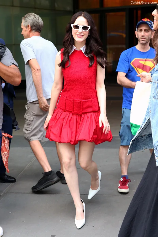Rachel Brosnahan photo 18 of 1301