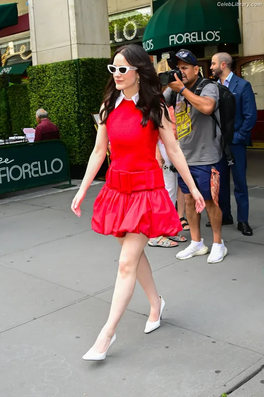 Rachel Brosnahan photo 5 of 1301