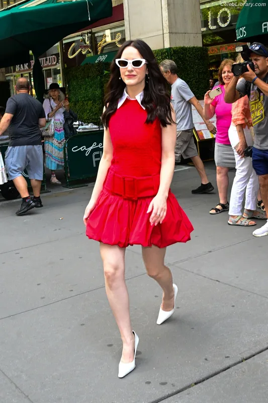 Rachel Brosnahan photo 7 of 1301