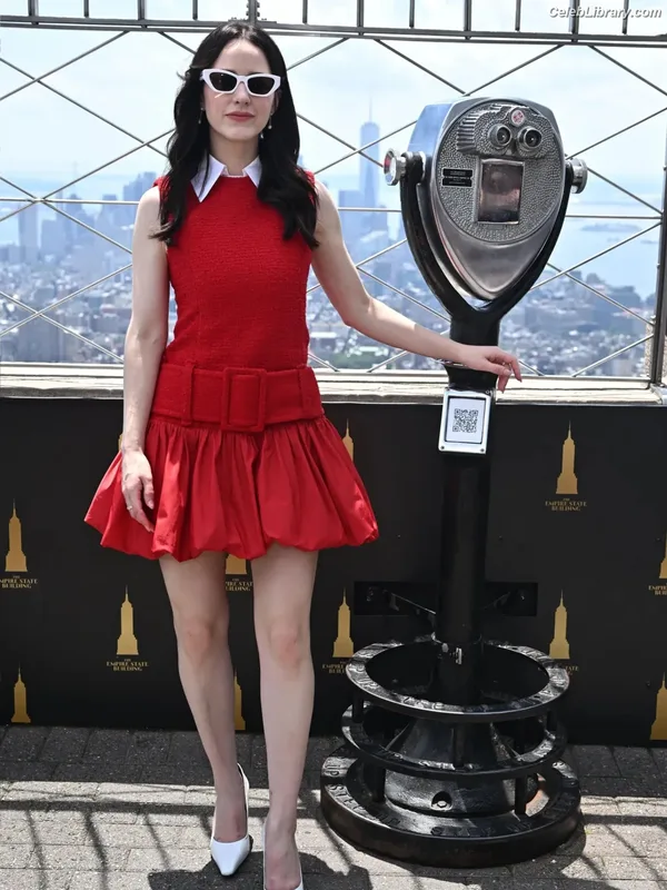 Rachel Brosnahan photo 12 of 1301