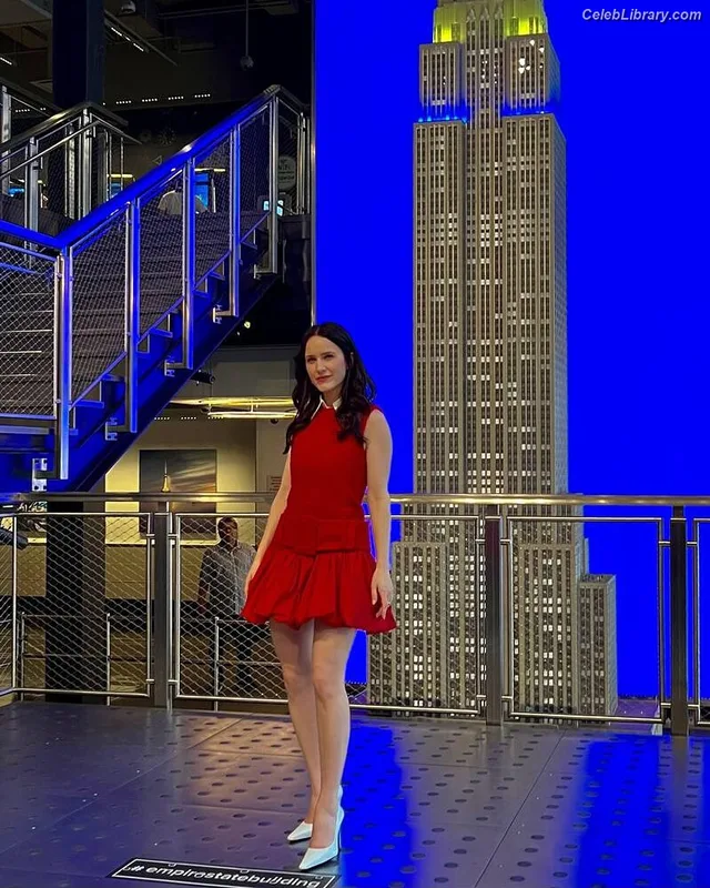 Rachel Brosnahan photo 2 of 1301