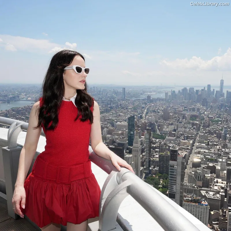 Rachel Brosnahan photo 6 of 1301
