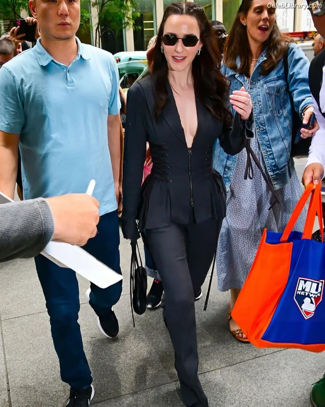 Rachel Brosnahan photo 6 of 1301