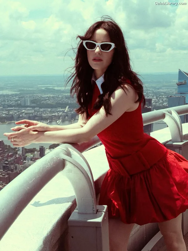 Rachel Brosnahan photo 7 of 1301