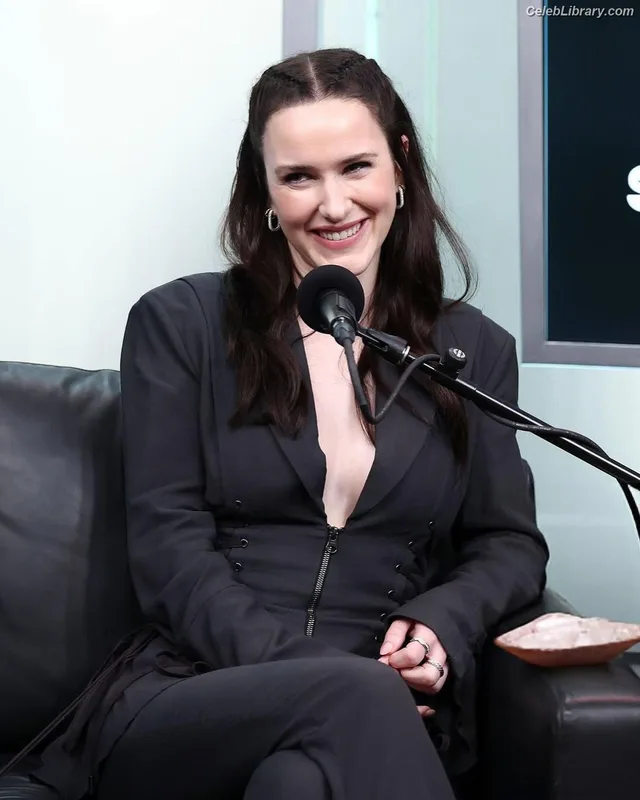 Rachel Brosnahan photo 14 of 1301