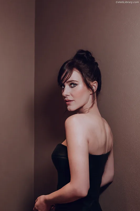 Rachel Brosnahan photo 14 of 1301