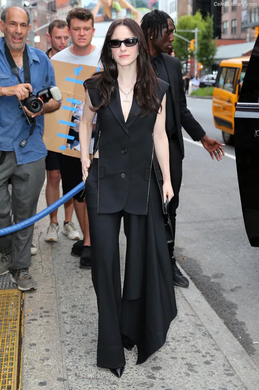 Rachel Brosnahan photo 2 of 1301